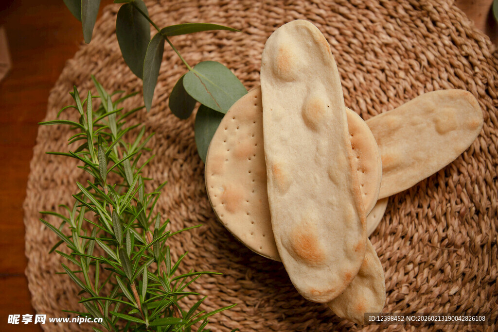 草垫上的美味特色面饼