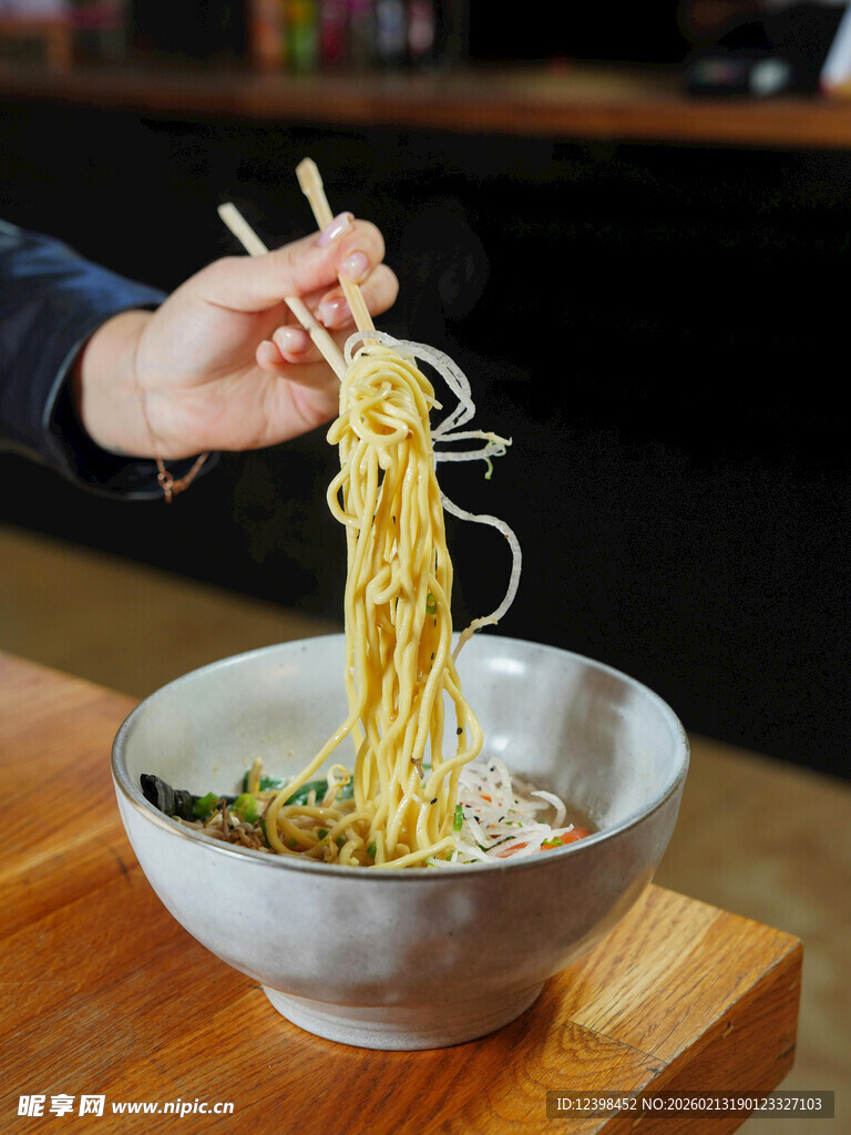 手挑碗中美味面条