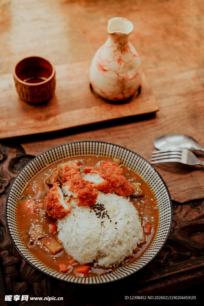美味盖浇饭搭配精致餐具