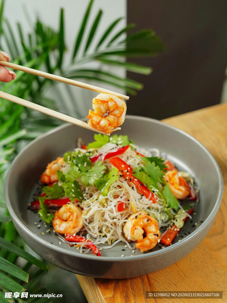 鲜虾蔬菜拌面