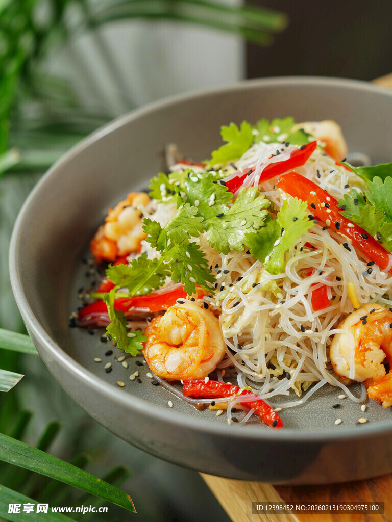 鲜虾蔬菜拌米粉