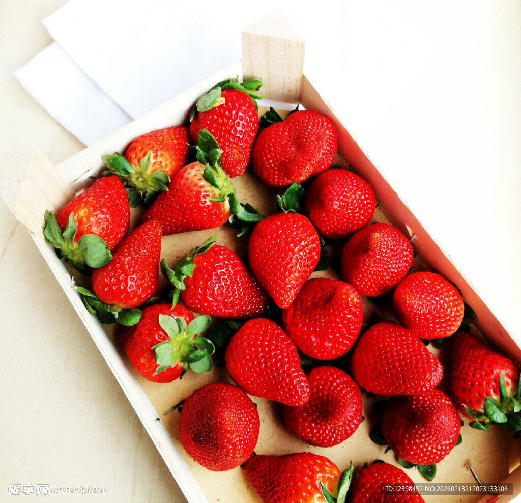 新鲜盒装草莓色泽诱人