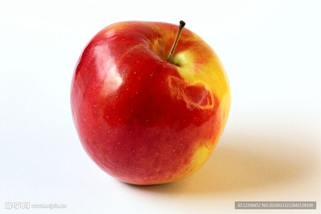 鲜红饱满的单个苹果