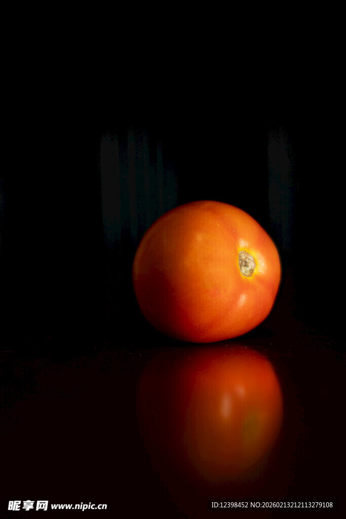 单个橙色水果置于深色背景