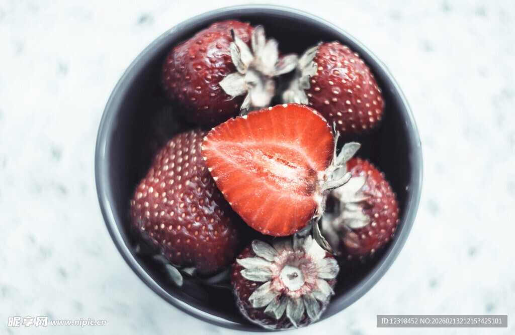 碗中鲜草莓
