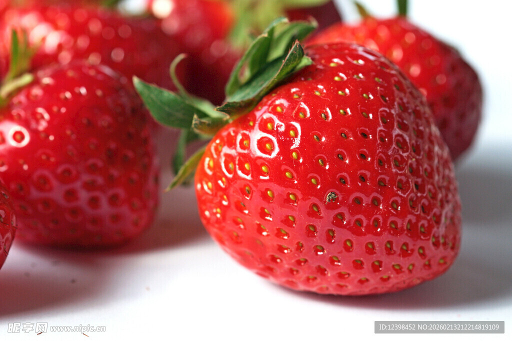 新鲜饱满的红草莓