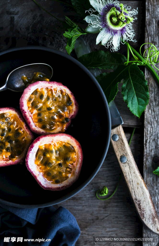 黑盘盛放切开的新鲜百香果