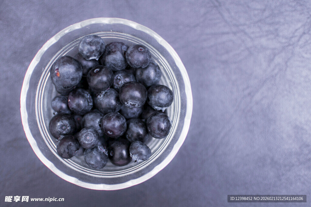 碗中饱满的新鲜蓝莓