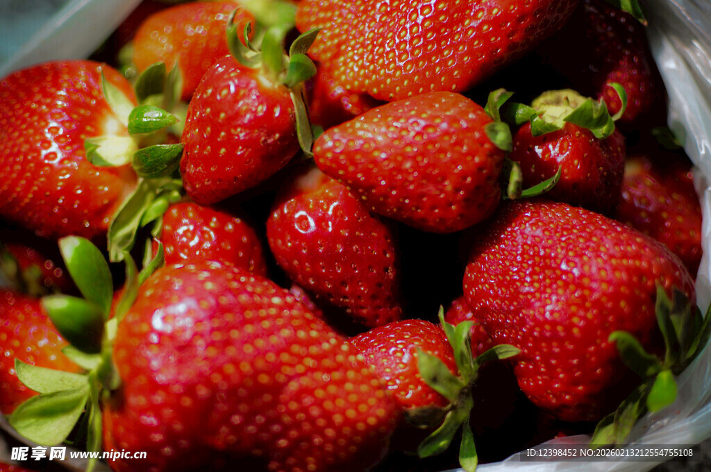 新鲜饱满的红颜草莓