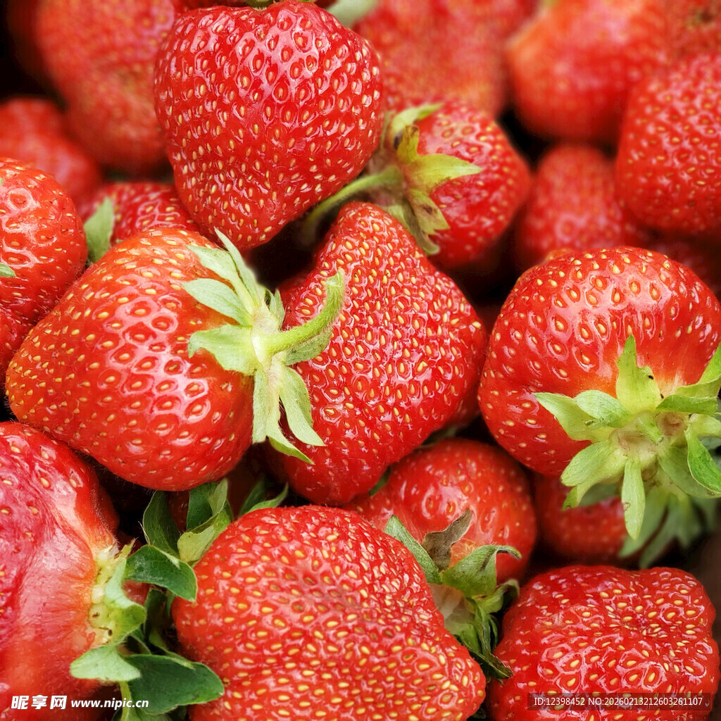 新鲜饱满的草莓堆