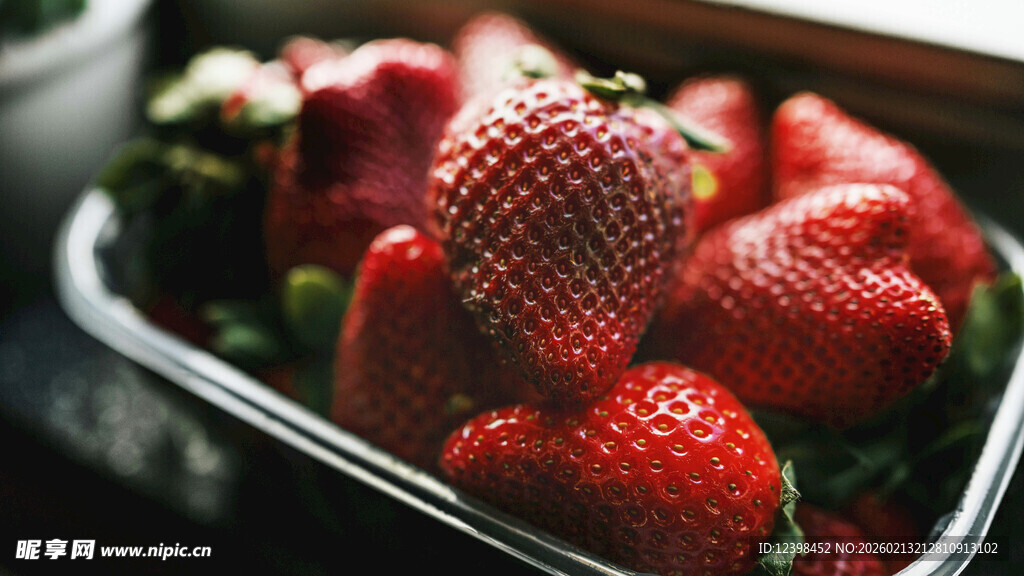 新鲜诱人的草莓