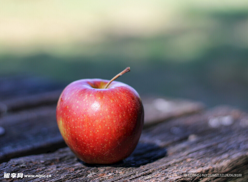 木桌上的红苹果
