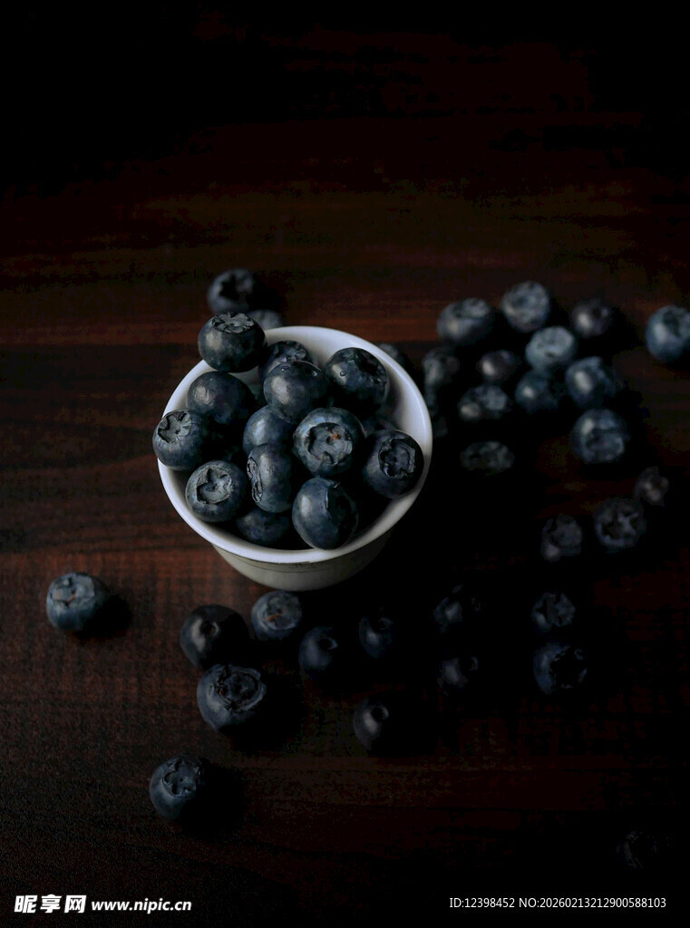 碗中蓝莓及散落果实