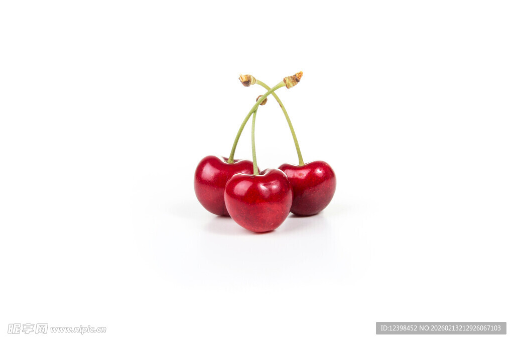 三颗鲜红樱桃特写