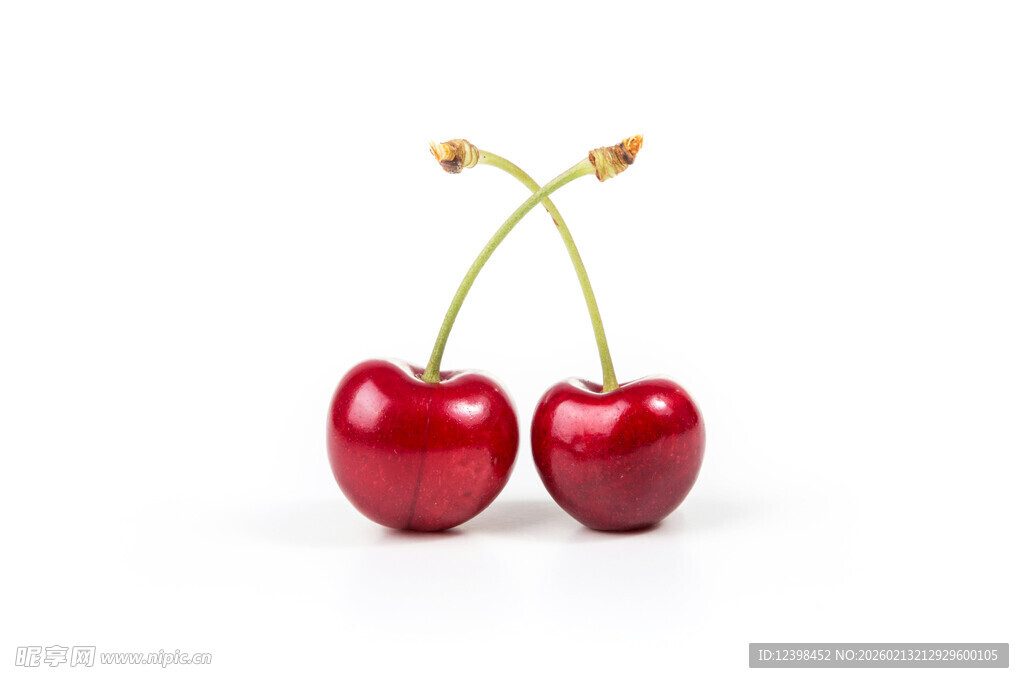双颗鲜红樱桃特写