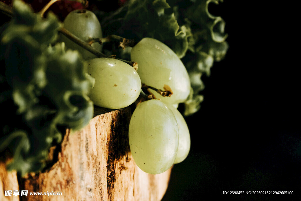 翠绿葡萄挂于木桩之上