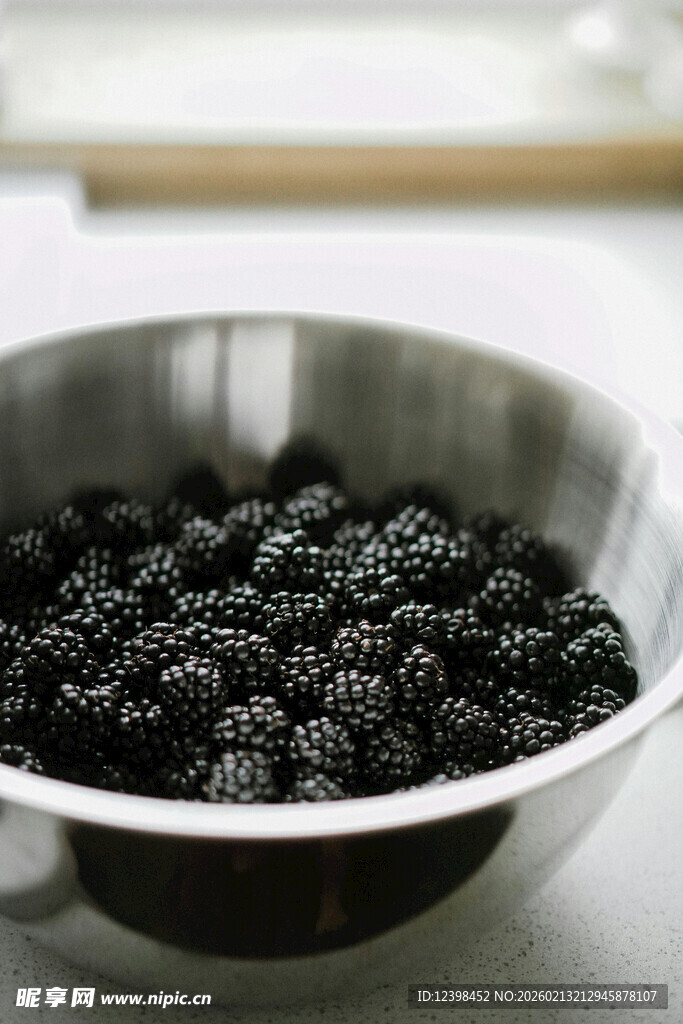 不锈钢碗中的新鲜黑莓