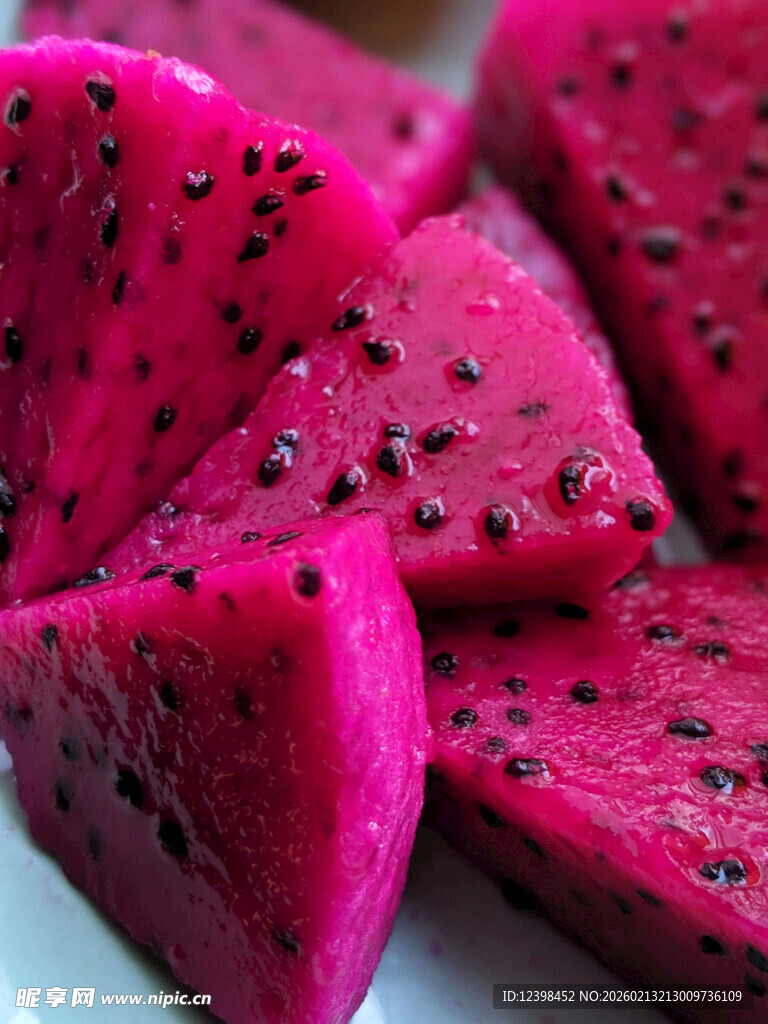 切块红心火龙果特写