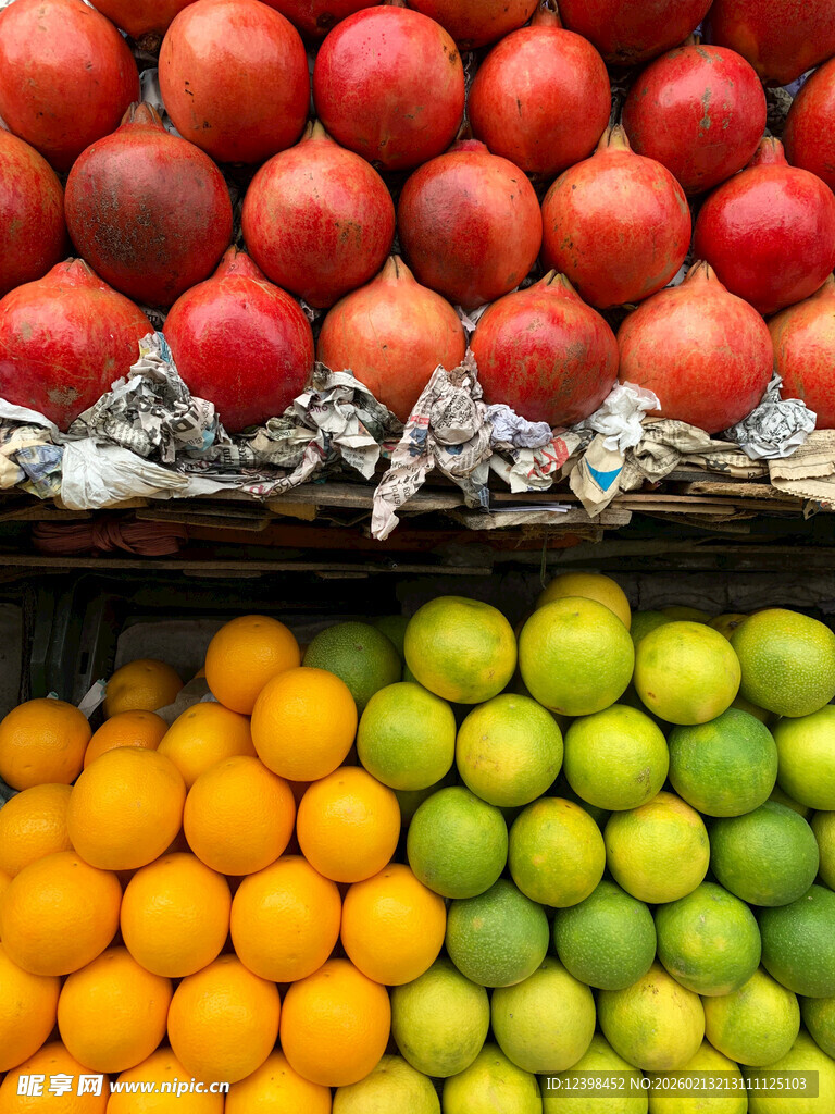 多彩水果堆叠展示