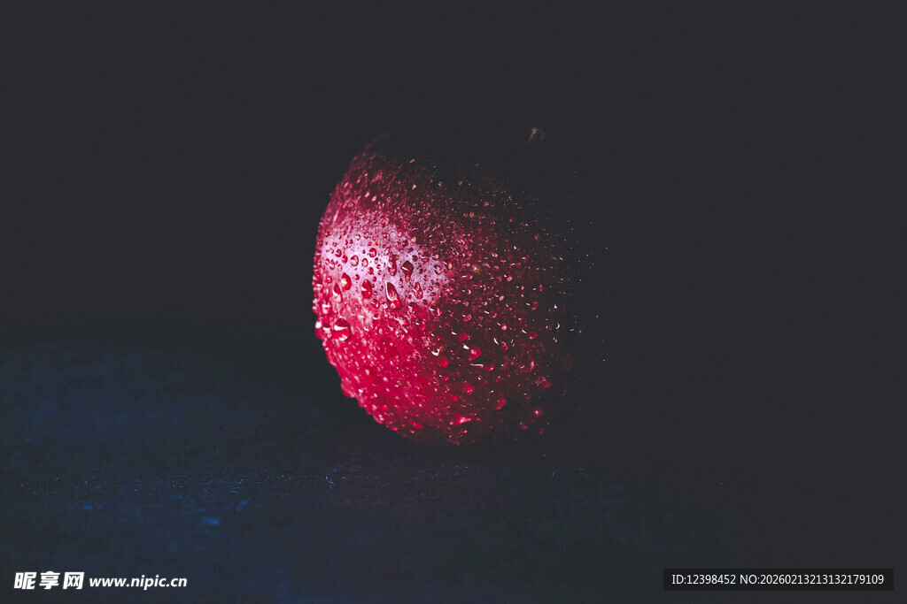 黑暗中闪耀的红色球体