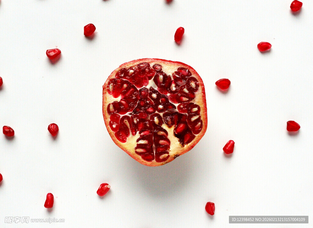 切开的红石榴与散落果粒