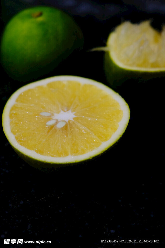 切开的鲜柠檬特写