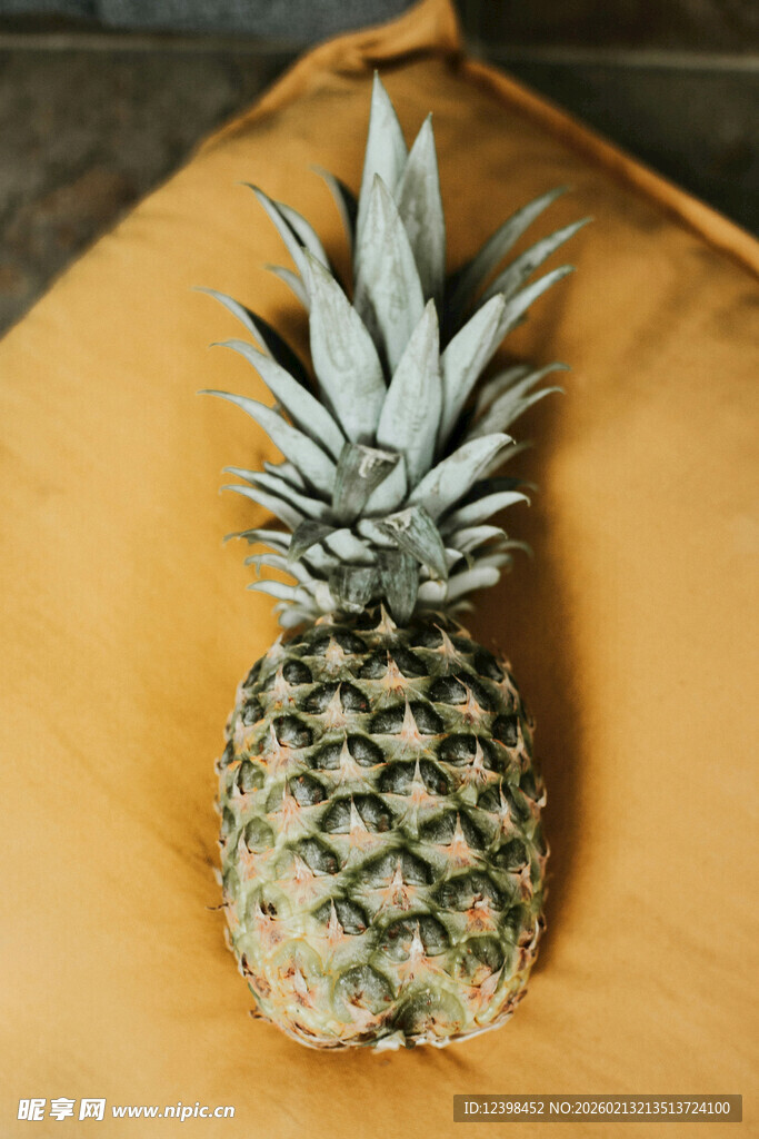 黄色背景上的新鲜菠萝