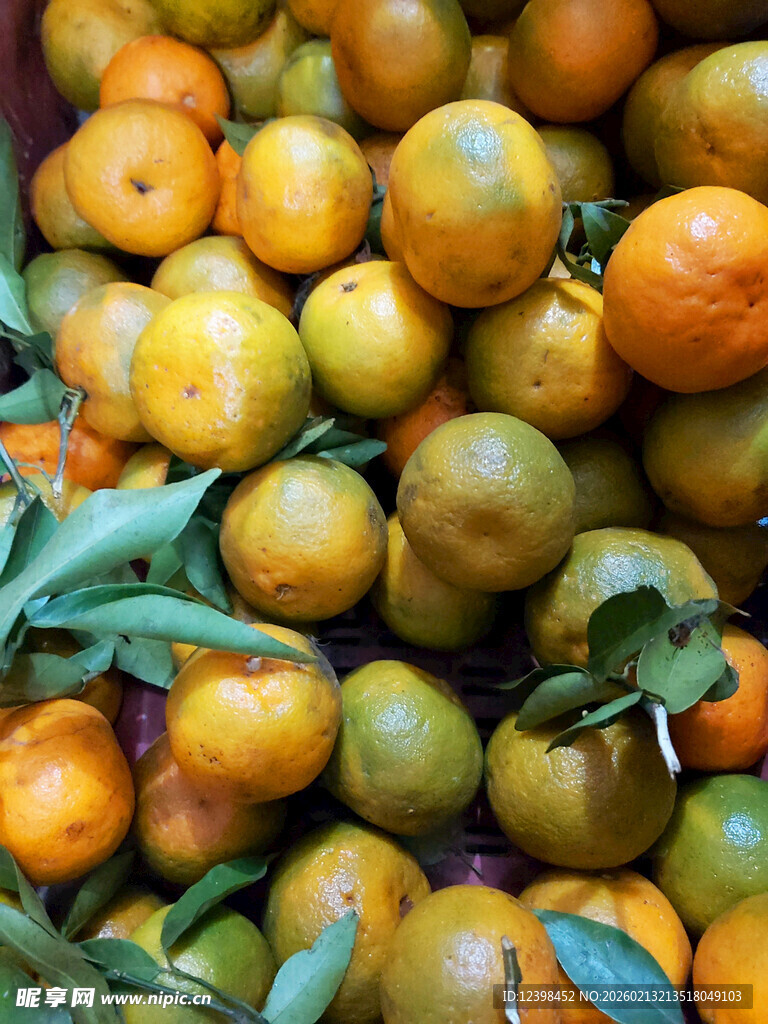 新鲜饱满的橘子堆叠