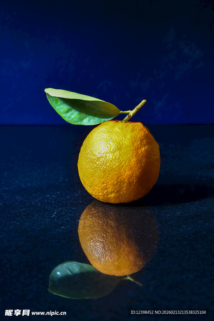 单个黄橙带叶置于深色台