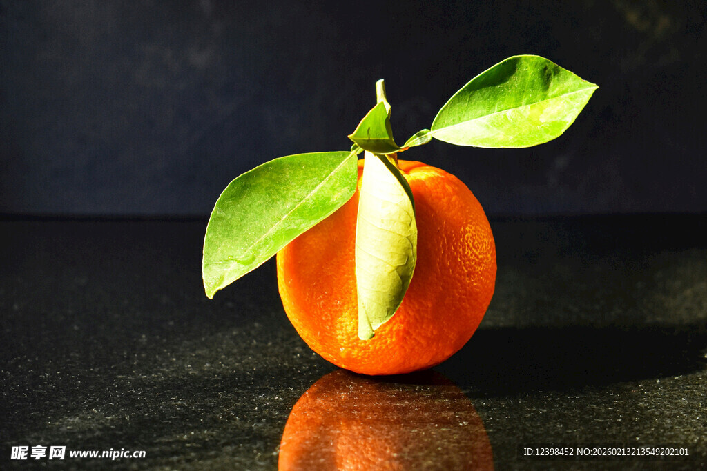 新鲜带叶橙子特写