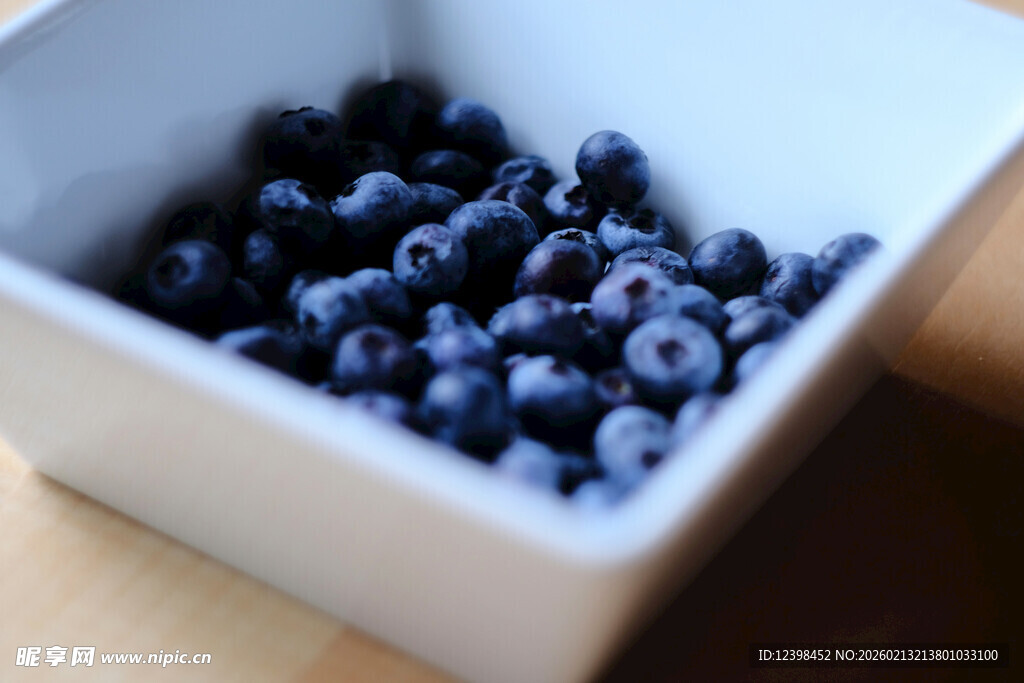 白碗中的饱满新鲜蓝莓