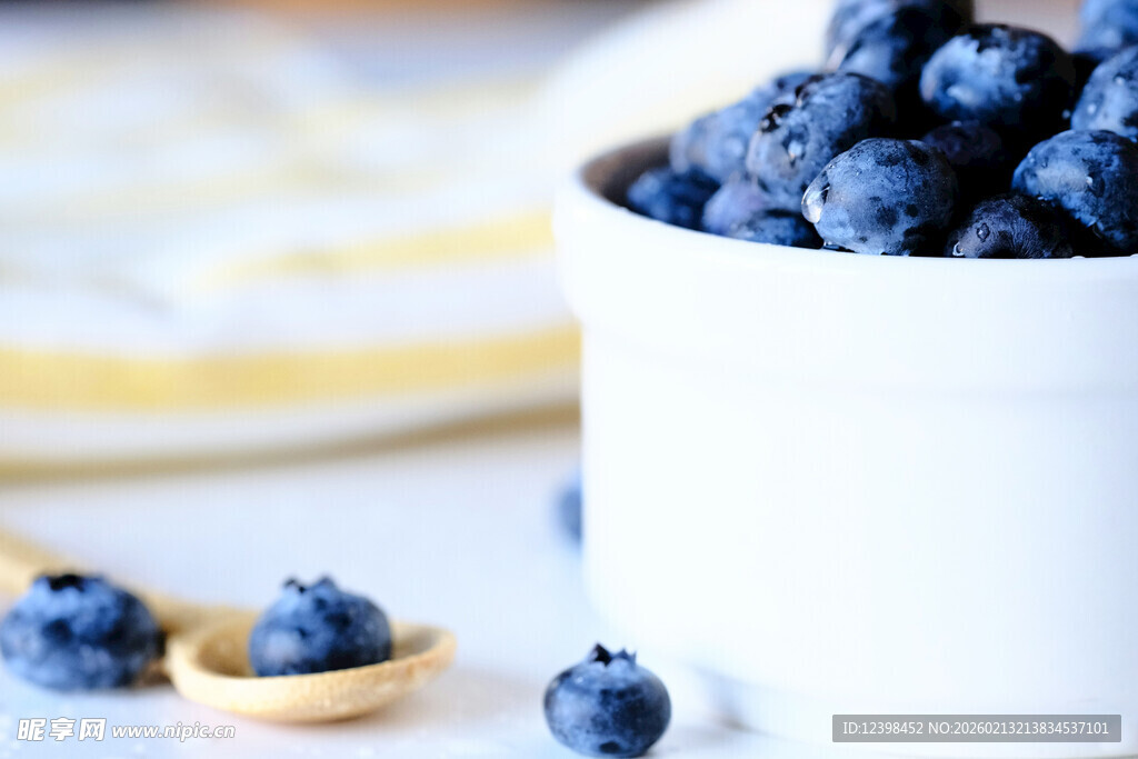 白杯盛着饱满新鲜蓝莓