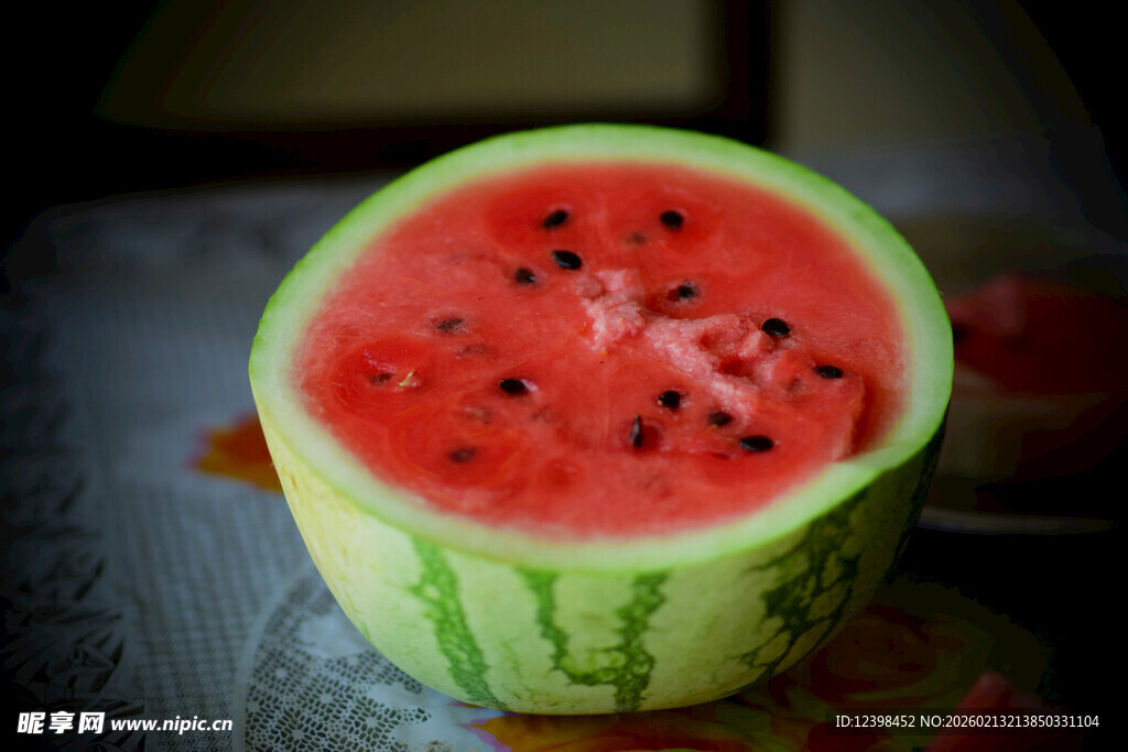 切开的新鲜红瓤西瓜