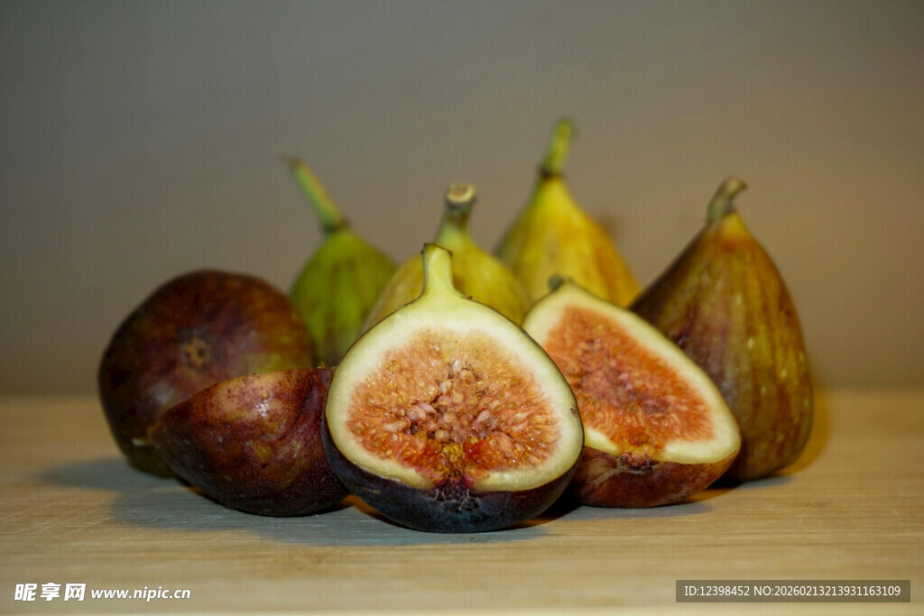 新鲜无花果静物摆拍