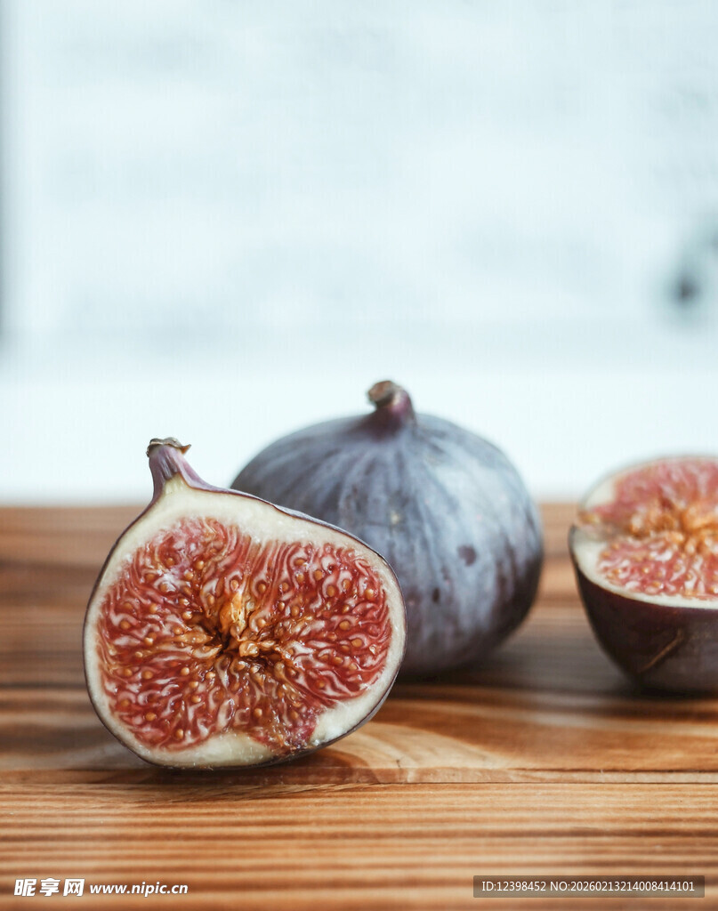 木桌上的新鲜无花果