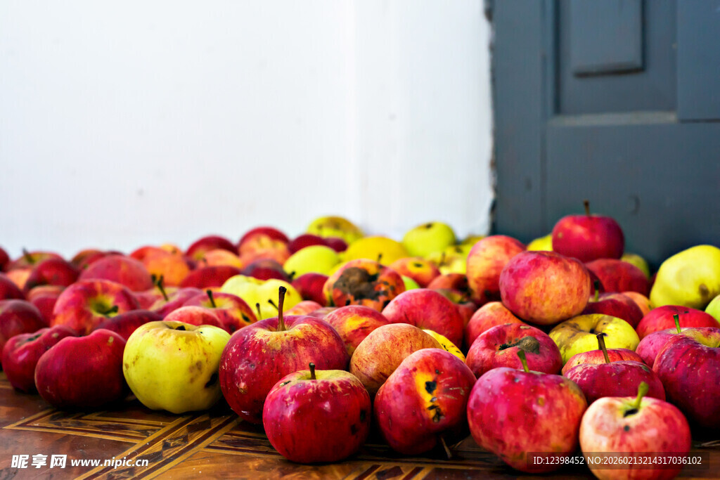 多彩苹果铺满木桌