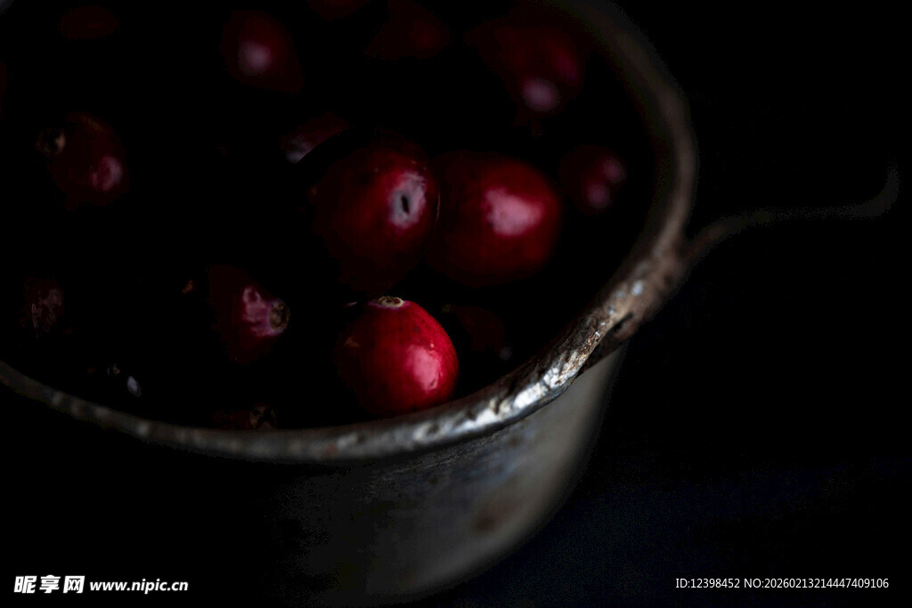 金属碗中的鲜红樱桃