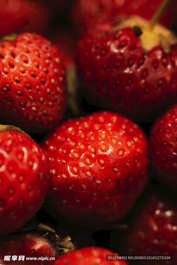 新鲜饱满的草莓堆叠