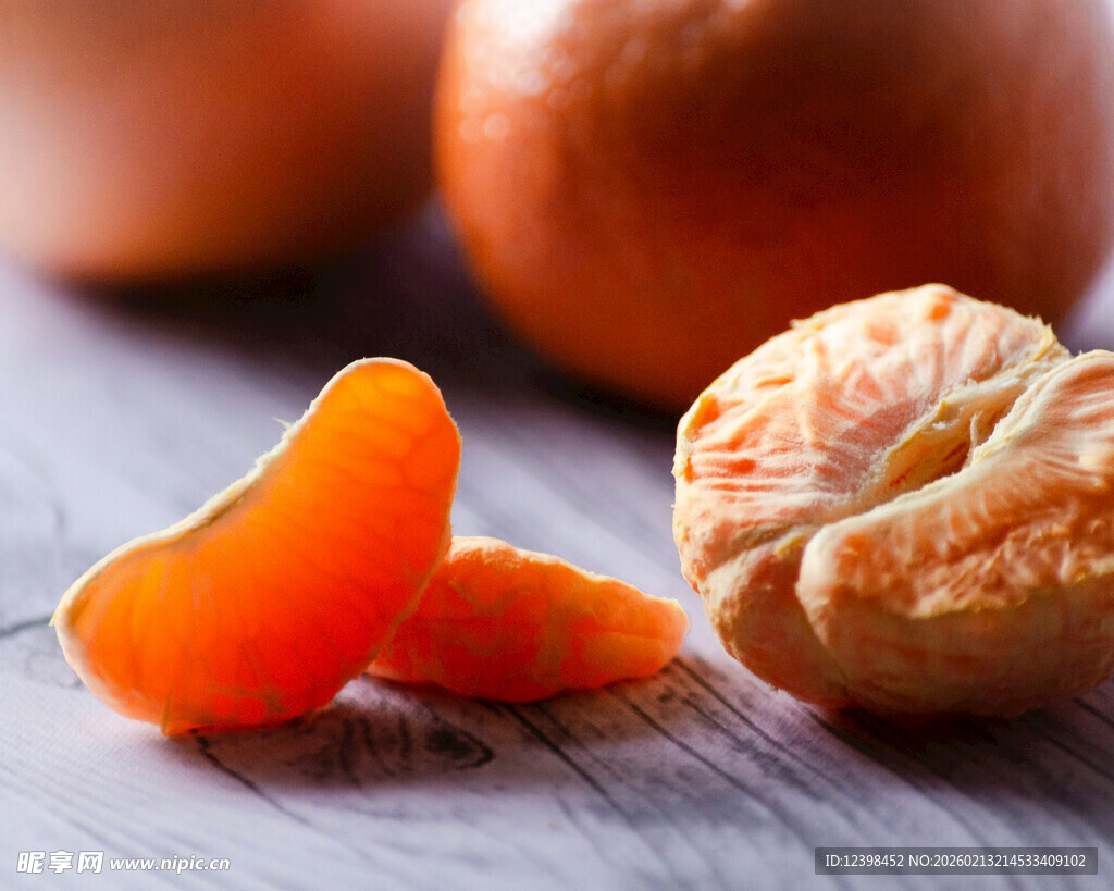 剥开的橙子与橙瓣