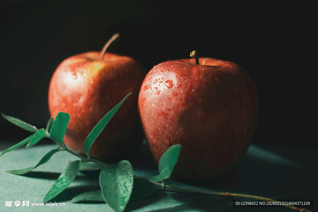 两个红苹果配绿叶
