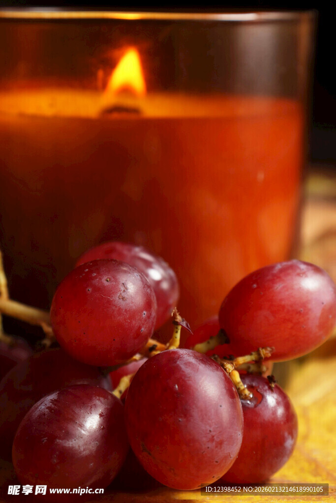 烛光下的新鲜紫葡萄