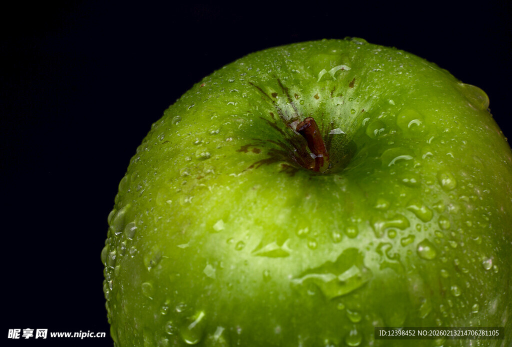 青苹果上的晶莹水珠