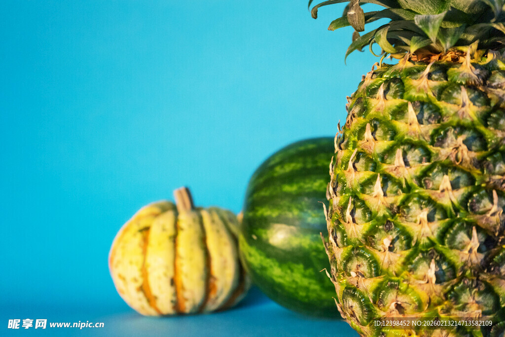 蓝背景下的菠萝与南瓜