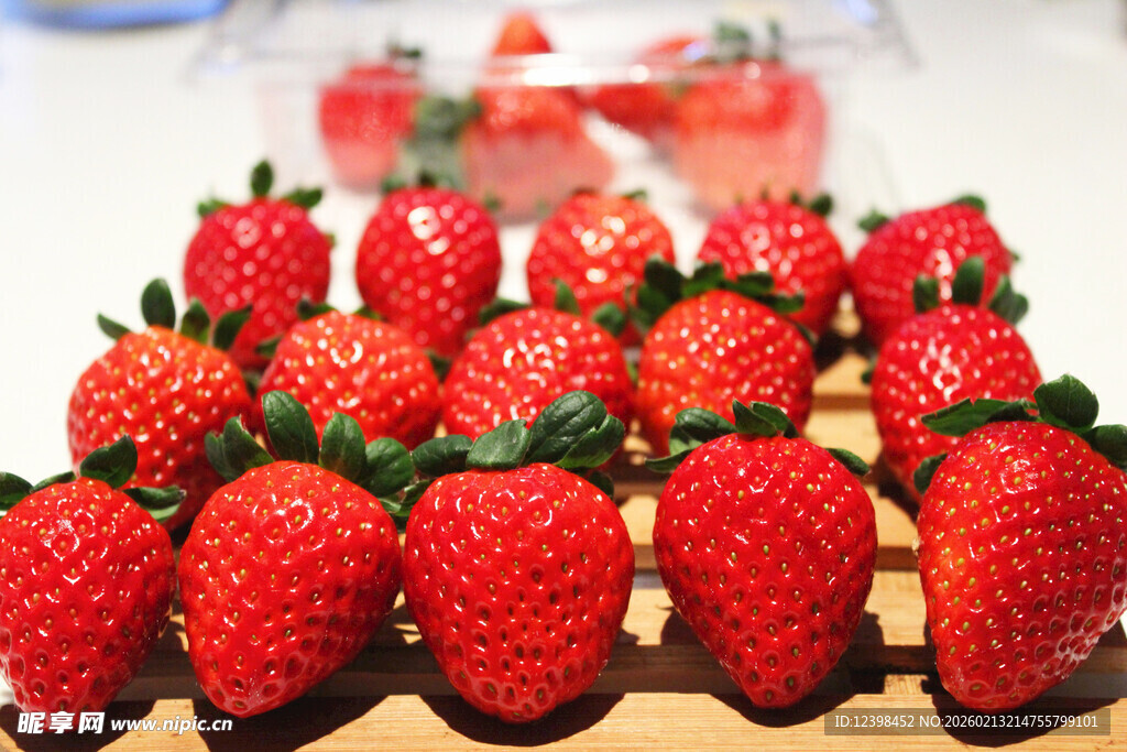 新鲜诱人的草莓整齐摆放