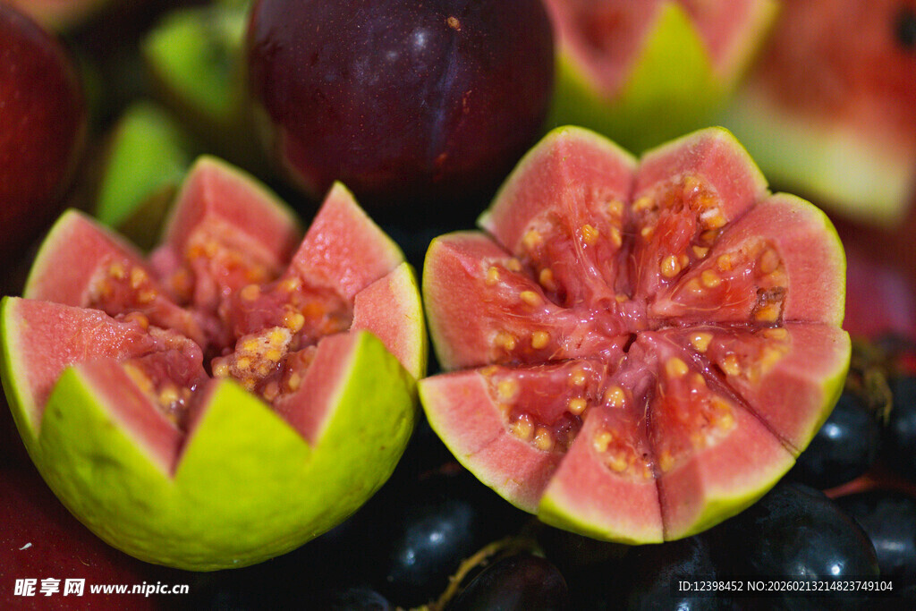 切开的新鲜无花果及水果