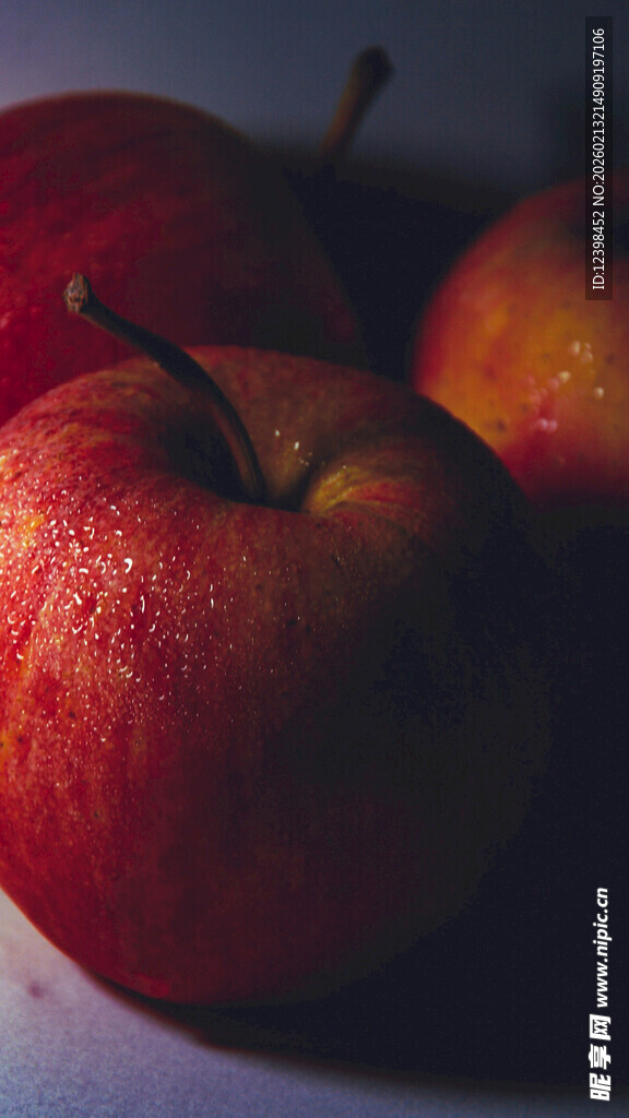 红亮诱人的新鲜苹果