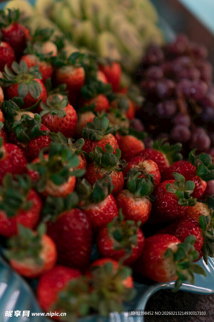 新鲜草莓与多样水果陈列