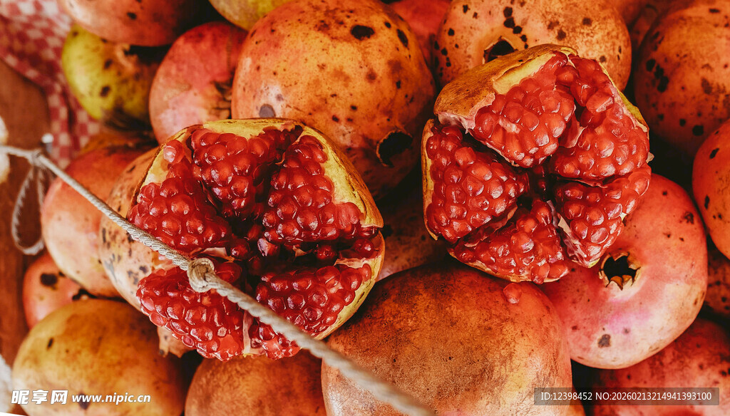 新鲜多汁的裂口石榴