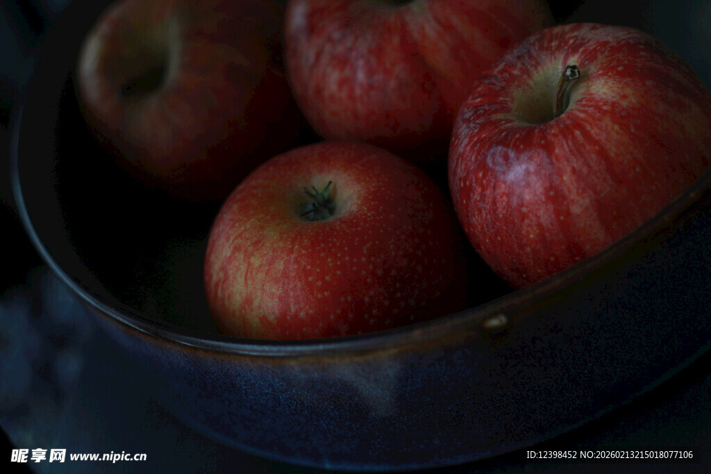 碗中红苹果特写