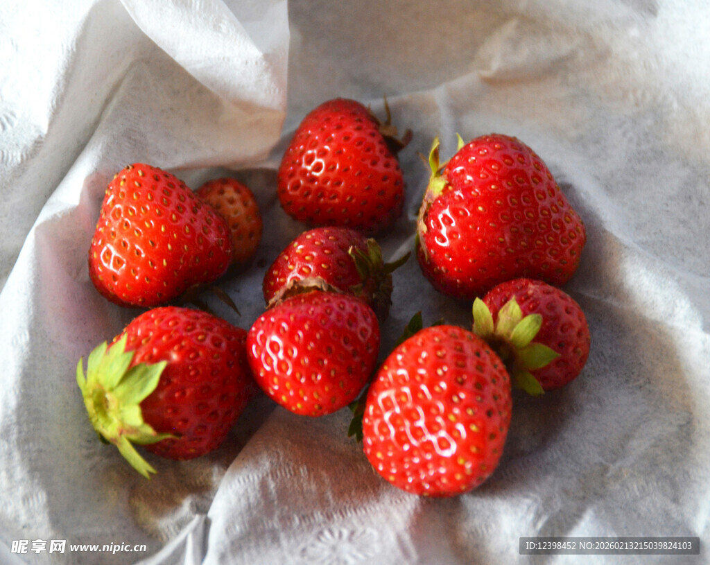 新鲜草莓摆放在白纸上